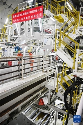 12月30日，建設(shè)者在青島膠州灣第二隧道工程南線主線隧道盾構(gòu)掘進(jìn)現(xiàn)場作業(yè)。新華社記者 李紫恒 攝