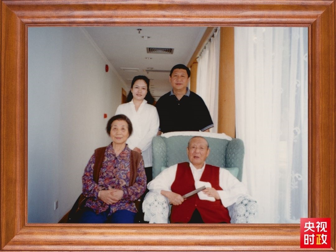 △這是習(xí)近平夫婦同父親習(xí)仲勛、母親齊心的合影。這張照片第一次出現(xiàn)在他的書架上。