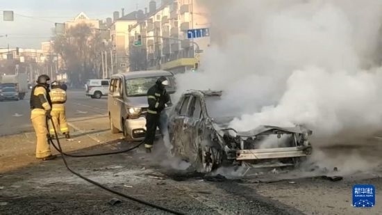 這張俄羅斯緊急情況部12月30日發(fā)布的視頻截圖顯示，在俄羅斯別爾哥羅德市，工作人員在現(xiàn)場救援。新華社發(fā)