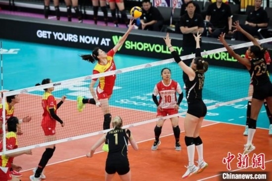 女排世俱杯賽場(chǎng)上，天津渤海銀行女排(紅)對(duì)陣巴西海灘女排(黑)。主辦方供圖