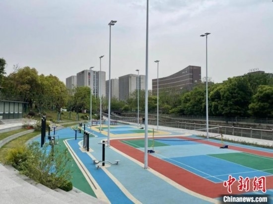 杭州余杭區(qū)一嵌入式體育場(chǎng)地。張煜歡 攝