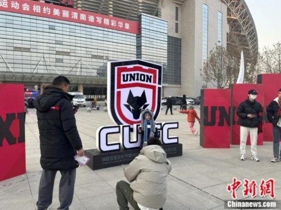 球迷們與隊徽合影。記者 卞立群 攝