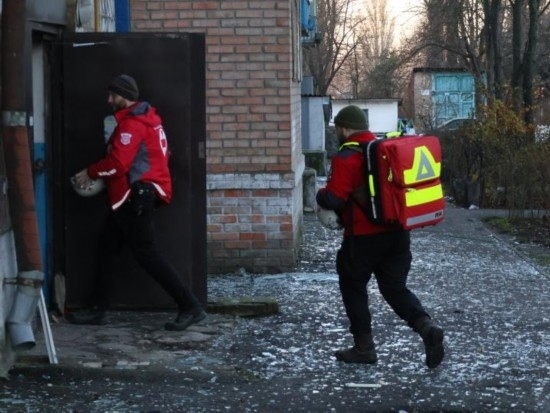  2023年11月25日，烏克蘭紅十字會救援人員在基輔市一棟遭空襲的居民樓實施清理和救助工作。新華社發(fā)（羅曼·佩圖什科夫攝）
