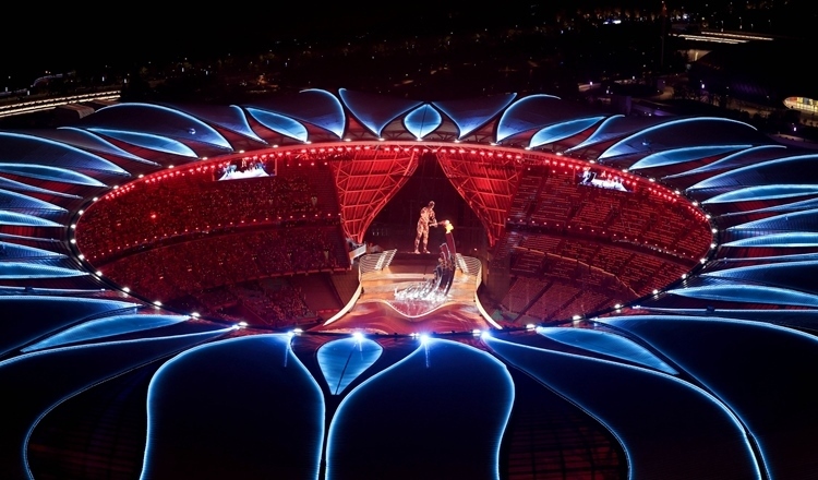 2023年9月23日，最后一棒火炬手汪順和數(shù)字火炬手在杭州亞運會開幕式上點燃主火炬。新華社記者 程婷婷 攝