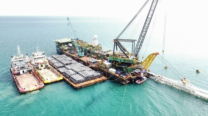 印尼拉維拉維項目52英寸海管拖拉頭準確抵達登陸點。主辦方供圖
