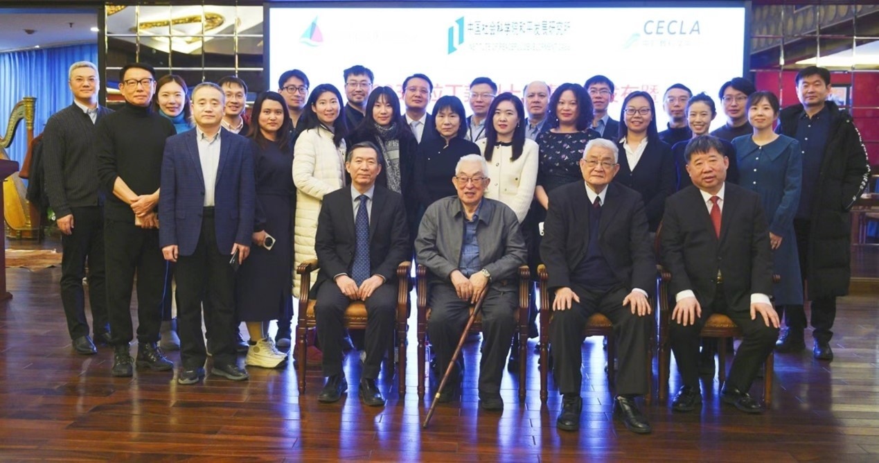 與會(huì)專家學(xué)者舉行合影。主辦方供圖