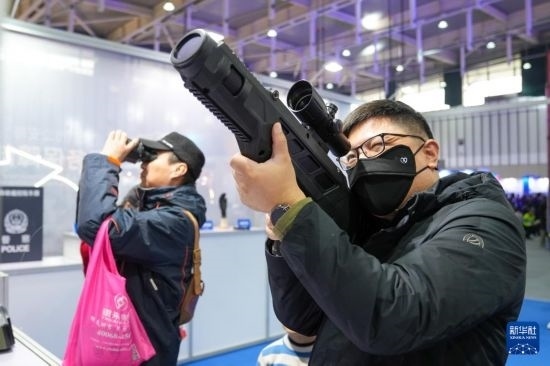 1月6日，觀眾在警營開放周活動現(xiàn)場體驗警用激光炫目槍。