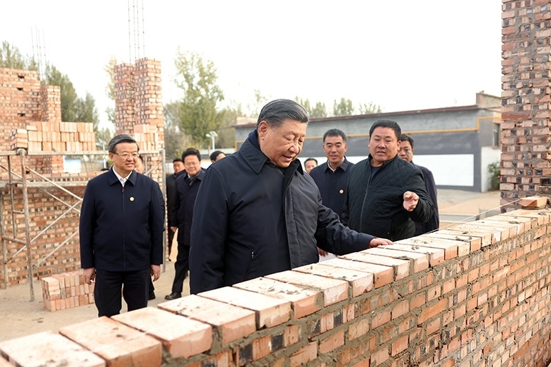 2023年11月10日，習(xí)近平總書記在河北保定涿州市刁窩鎮(zhèn)萬全莊村房屋重建施工現(xiàn)場考察。