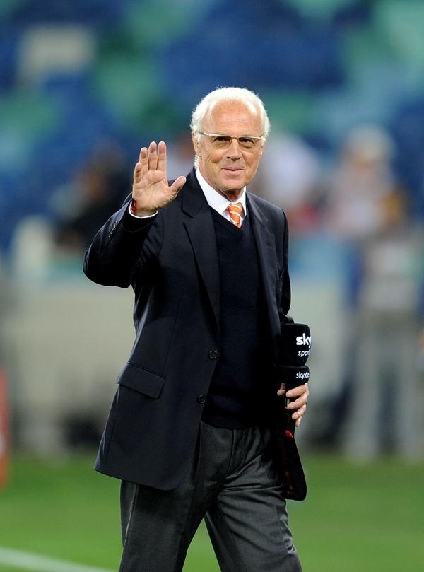 這是2010年7月7日，在南非德班舉行的2010年足球世界杯德國隊(duì)對(duì)陣西班牙隊(duì)的半決賽前，貝肯鮑爾接受電視臺(tái)采訪時(shí)和友人打招呼。新華社記者 王毓國 攝