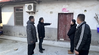  圖②：法官勘察訟爭(zhēng)房產(chǎn)。