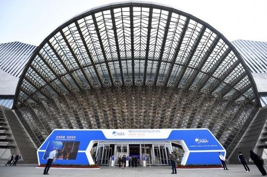 2023年10月30日，參會嘉賓步入長沙國際會議中心。當日，以“全球發(fā)展 共享安全”為主題的博鰲亞洲論壇全球經濟發(fā)展與安全論壇第二屆大會在湖南長沙開幕。新華社記者 陳振海 攝