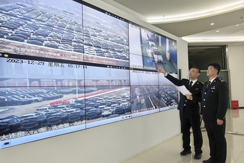 海關(guān)關(guān)員視頻巡查出口汽車(chē)場(chǎng)地。李進(jìn)攝