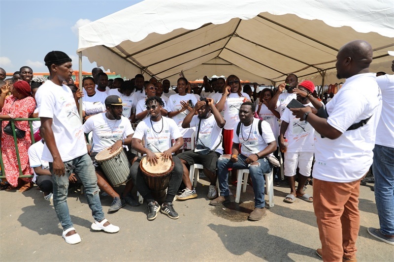 當(dāng)?shù)孛癖姂c祝通車。中建國際中西非公司供圖。