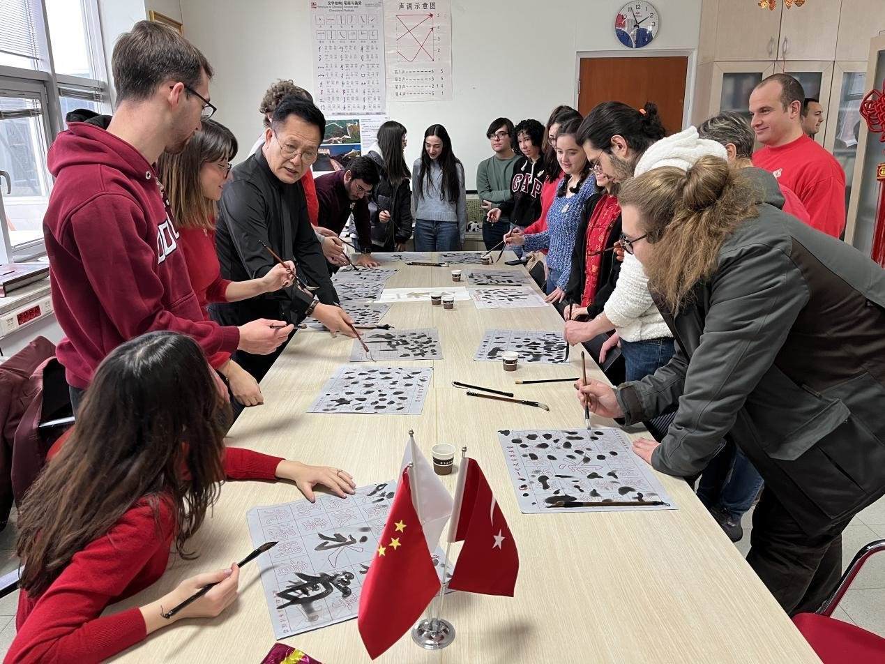 學生體驗書法。中東技術大學孔院供圖