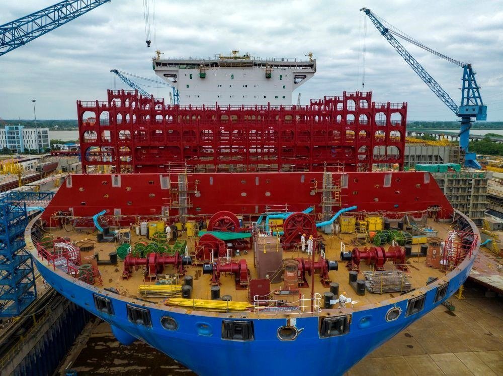 △2023年5月7日，江蘇揚州中遠海運重工有限公司工人在作業(yè)。