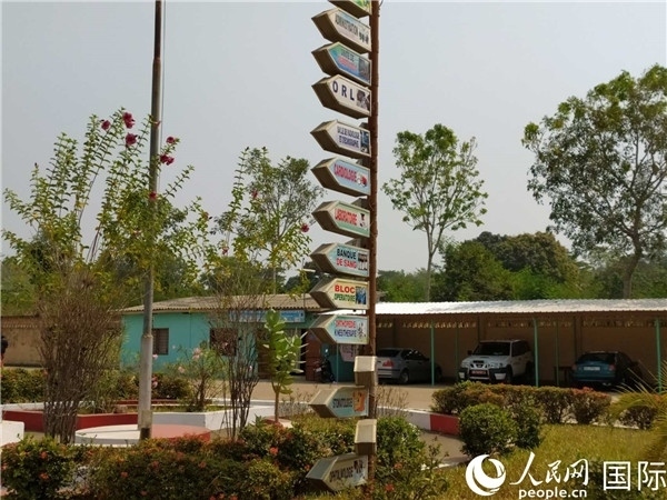 醫(yī)院內(nèi)的各科室指示牌。人民網(wǎng)記者 黃培昭攝