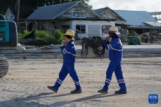 1月18日，工作人員在瑙魯艾沃港碼頭升級(jí)改造項(xiàng)目工地工作。新華社記者 王申 攝