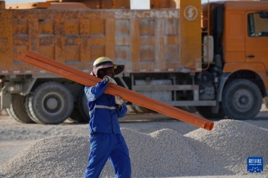 1月18日，工作人員在瑙魯艾沃港碼頭升級(jí)改造項(xiàng)目工地工作。新華社記者 王申 攝
