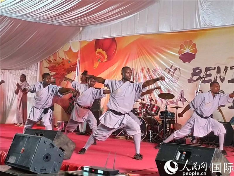 貝寧中國文化中心武術隊在進行表演。人民網(wǎng)記者 黃培昭攝