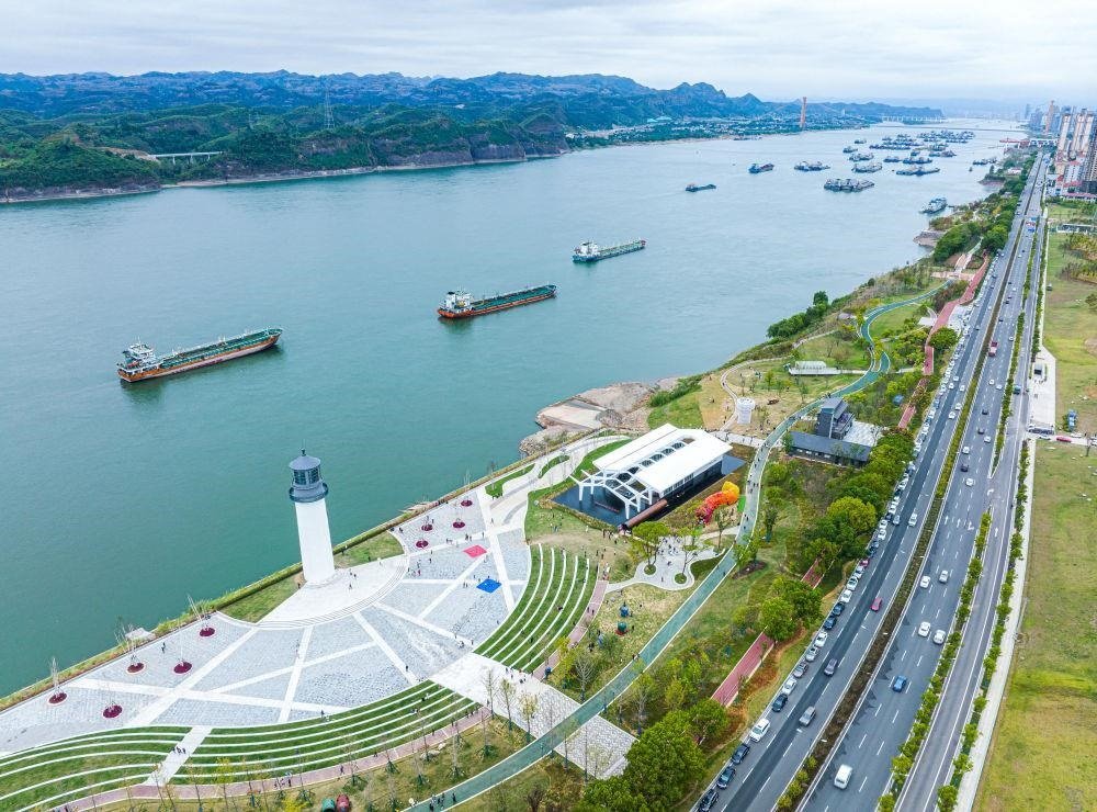 △湖北宜昌市濱江公園燈塔廣場。該廣場是在實(shí)施岸線復(fù)綠等綜合措施后，由老舊碼頭改造而成。