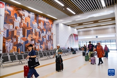 1月24日，在印度尼西亞雅加達哈利姆站，乘客在候車大廳內(nèi)行走。新華社記者 徐欽 攝