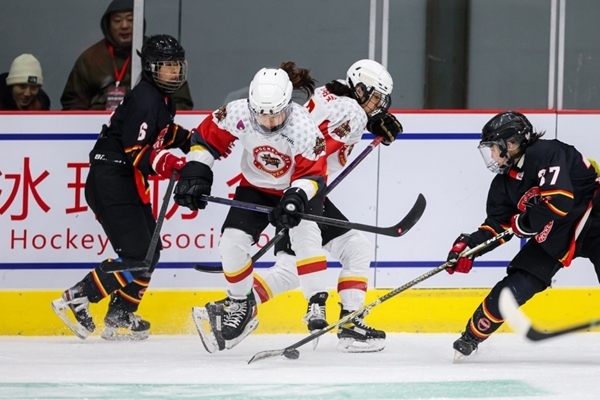 雙方球員爭搶。中國冰球協(xié)會供圖