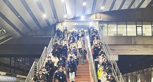 2024年鐵路春運(yùn)今日啟動(dòng)，旅客進(jìn)入站臺(tái)準(zhǔn)備乘車。人民網(wǎng)記者 喬雪峰攝