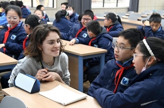  2023年12月18日，在西安新城區(qū)后宰門小學(xué)進行的中法校園文化周法語語言沙龍上，西安法語聯(lián)盟的老師與學(xué)生進行互動。新華社記者 劉瀟 攝