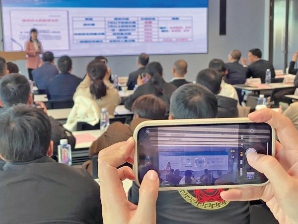 1月2日，“百團(tuán)千企出海拓市場(chǎng)增訂單”行動(dòng)啟動(dòng)。蔣文廣 攝