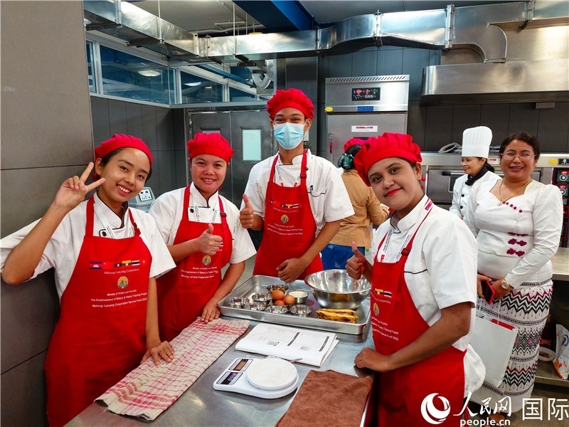 學(xué)員進(jìn)行實(shí)操練習(xí)。人民網(wǎng)記者 謝佳君攝