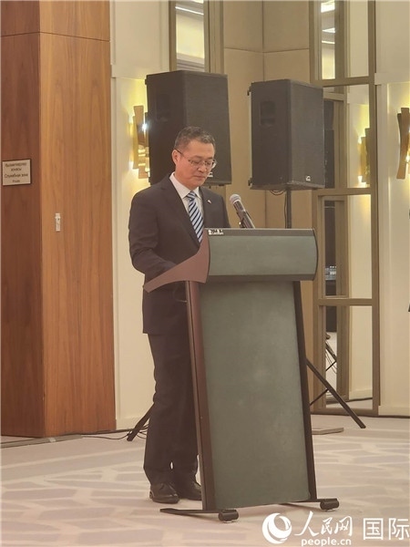 中國(guó)駐哈大使館公使銜參贊蘇予致辭。人民網(wǎng)記者 李強(qiáng)攝