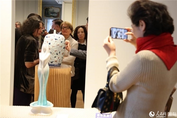 嘉賓和公眾參觀“絲路瓷行”——中國(guó)景德鎮(zhèn)陶瓷文化特展。人民網(wǎng)記者 尚凱元攝