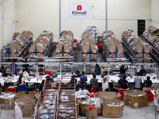 2023年11月11日，在肯尼亞姆洛隆戈，Kilimall員工在倉庫內(nèi)工作。新華社記者 李亞輝 攝