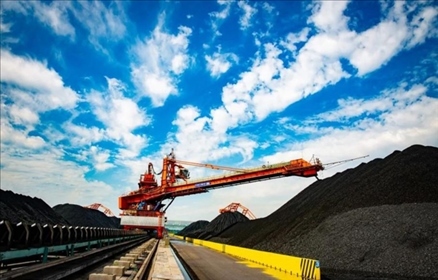 國家能源集團黃驊港煤堆場堆料機正在作業(yè)。受訪者供圖