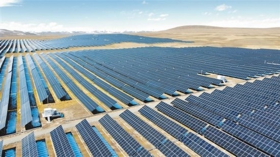 西藏華電色尼區(qū)12萬千瓦光伏發(fā)電項目電力保供項目航拍。趙書彬攝