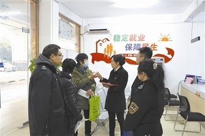  圖③：調(diào)解后，法官現(xiàn)場(chǎng)向當(dāng)事人做釋法析理工作。