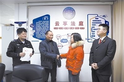  圖②：雙方當(dāng)事人達(dá)成調(diào)解協(xié)議，握手言和。