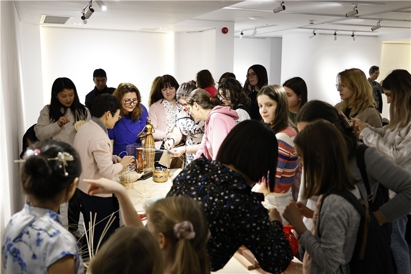 羅馬尼亞觀眾體驗(yàn)安溪竹藤編技藝。 布加勒斯特中國(guó)文化中心供圖