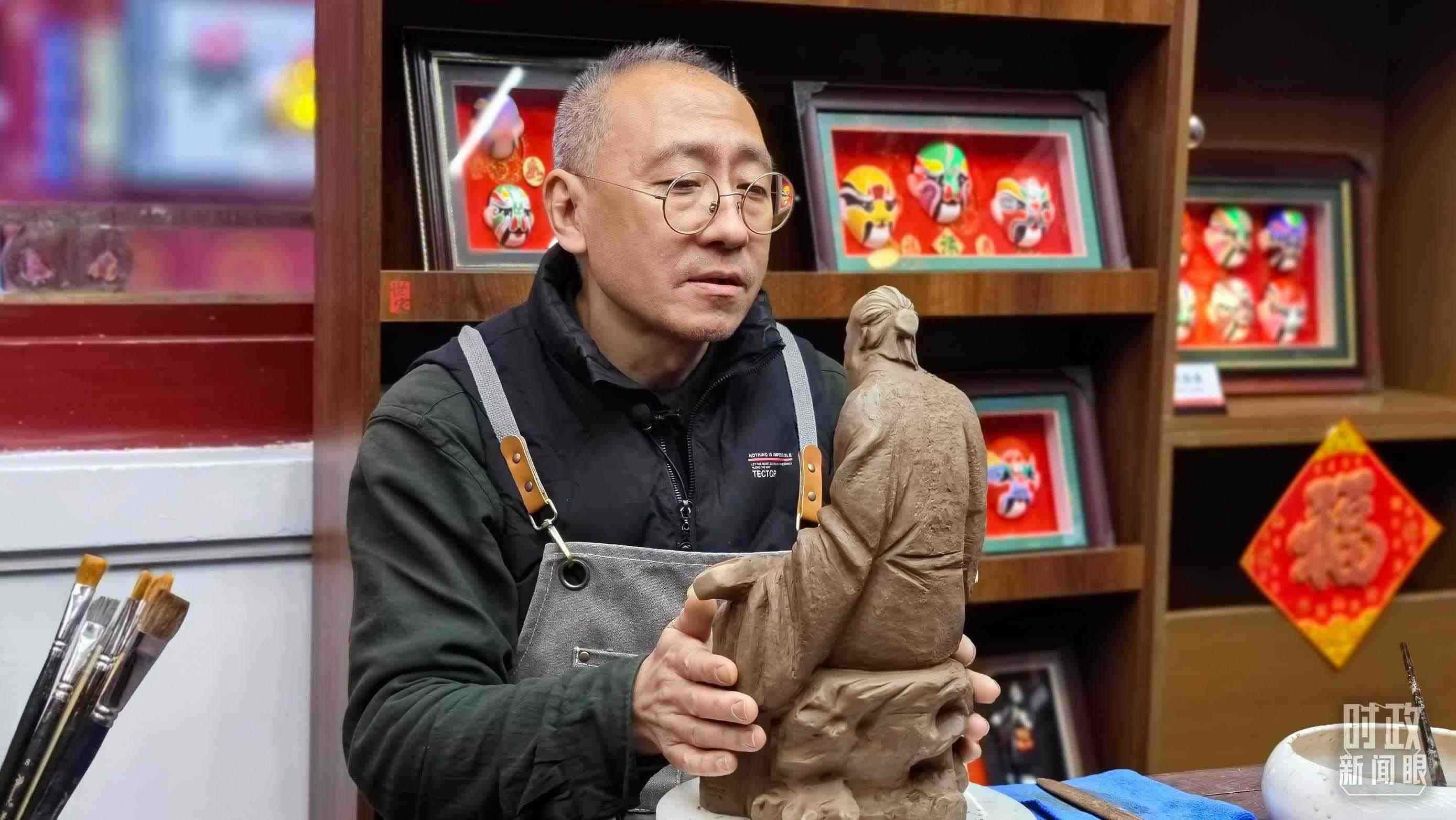 △“泥人張”的匠人正在雕塑。（總臺央視記者潘毅拍攝）