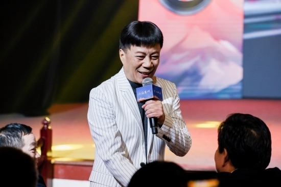 “何以中國·向海泉州”網(wǎng)絡(luò)主題活動現(xiàn)場，陳百潭演出時與觀眾互動。泉州廣播電視臺供圖