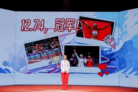 “何以中國·向海泉州”網(wǎng)絡(luò)主題活動現(xiàn)場，林雨薇講述奪冠經(jīng)歷。泉州廣播電視臺供圖