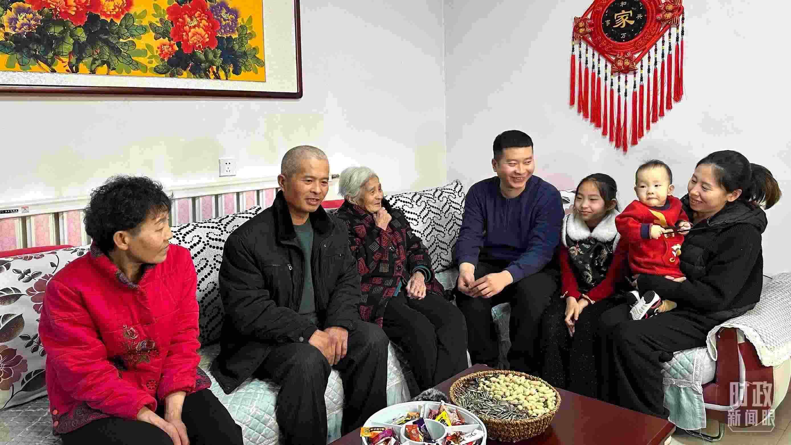 △第六埠村村民杜洪剛一家。（總臺(tái)央視記者趙化拍攝）