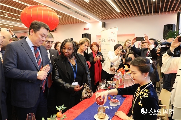 到訪嘉賓欣賞中國茶藝并品茶。 