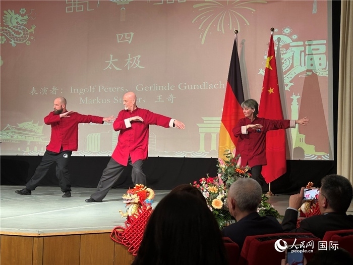 太極，表演者：Ingolf Peters、Gerlinde Gundlach、Markus Stüber