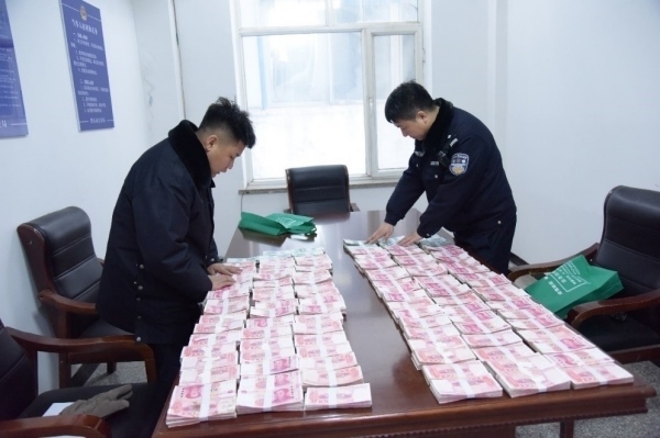 民警清點涉案資金。磐石市公安局供圖
