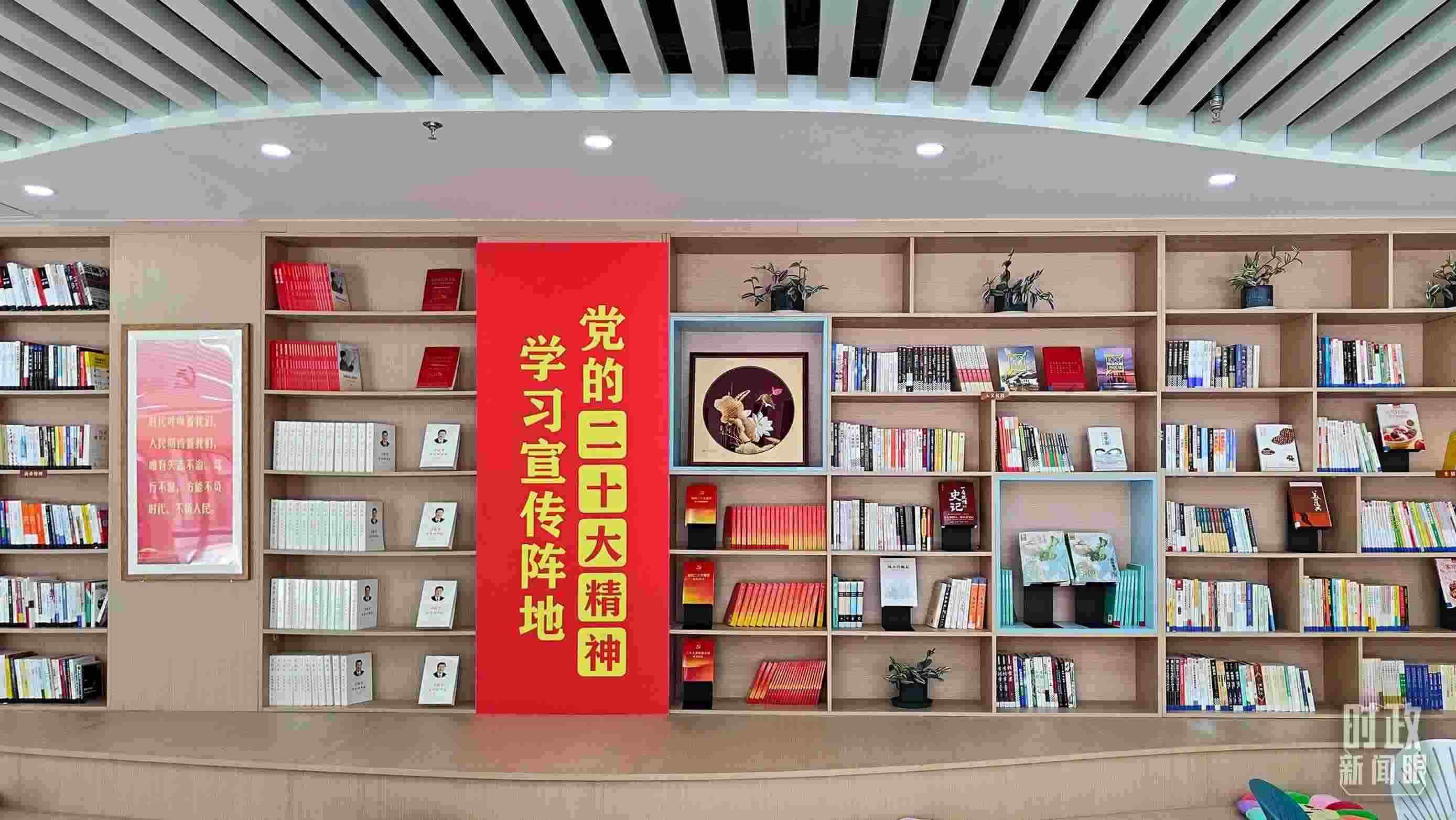 △雄安新區(qū)南文營(yíng)社區(qū)黨群服務(wù)中心。2023年5月，習(xí)近平在這里強(qiáng)調(diào)要構(gòu)筑新時(shí)代宜業(yè)宜居的“人民之城”。（總臺(tái)央視記者楊立峰拍攝）