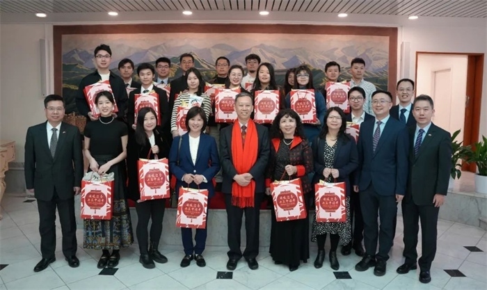 中國(guó)駐瑞典大使館崔愛(ài)民與留學(xué)生代表和華校負(fù)責(zé)人合影。 中國(guó)駐瑞典大使館供圖