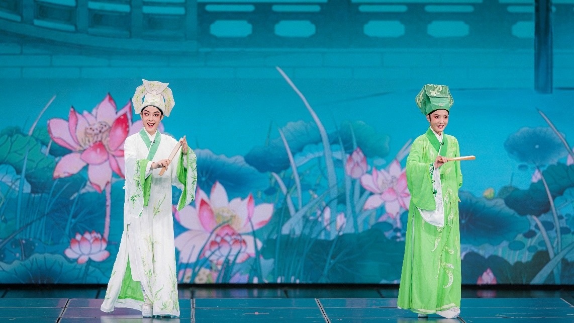 青年越劇演員陳麗君、李云霄彩排現(xiàn)場(chǎng)。主辦方供圖