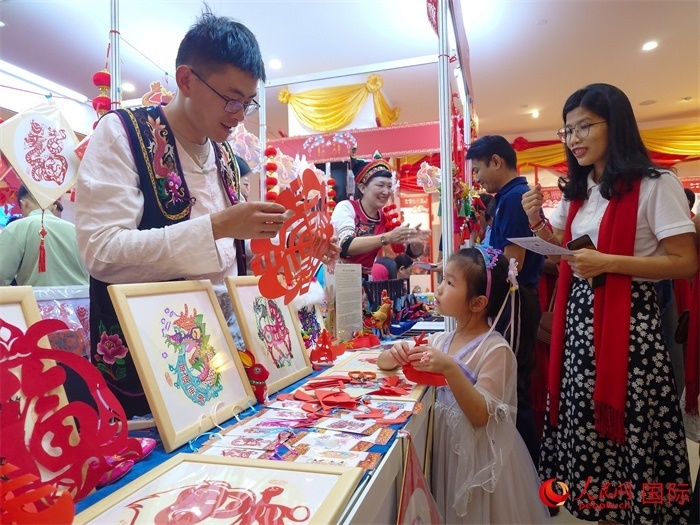 活動現(xiàn)場的剪紙展示。人民網(wǎng)記者 謝佳君攝