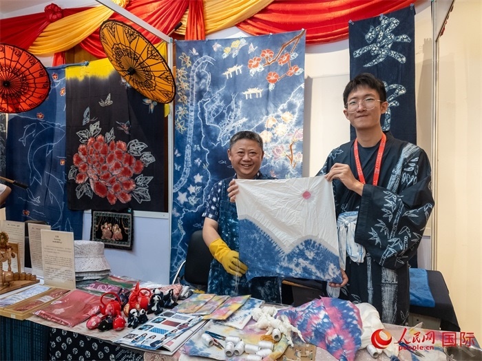 活動現(xiàn)場的扎染展示。人民網(wǎng)記者 謝佳君攝